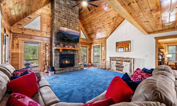 Gatlinburg - Pigeon Forge Cabin | The Liberty Cabin: 4BR w/Hot Tub*Fireplace*Game Room*Sauna*Views