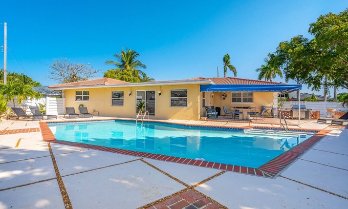 Lighthouse Point House | The Lighthouse 4/3 -10 Guests - Heated Pool - bbq