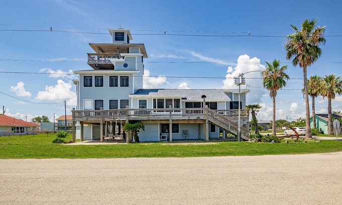 Port O Connor House | The Lighthouse - Beachfront - Perfect for Groups