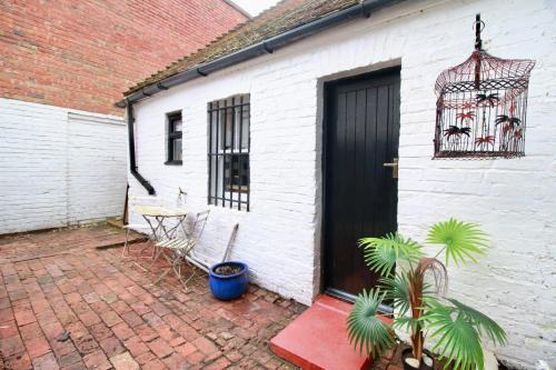 Seaford House | The Little Cottage By Air Premier