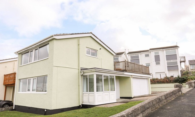 Rhosneigr Cottage | THE LITTLE DOLPHINS, pet friendly, with a garden in Rhosneigr