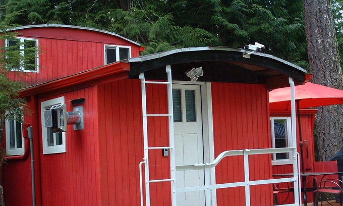 Greenwater Cabin | THE LITTLE RED CABOOSE / Hot Tub