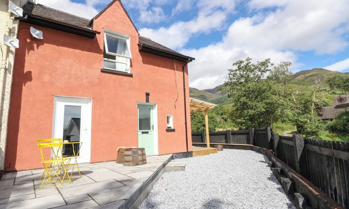 Glenfinnan Cottage | THE LOCHSIDE SHEPHERD, pet friendly, with open fire in Glenfinnan