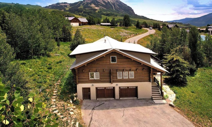 Crested Butte House | "The Lodge" 5BD/5BA, hot tub, pet friendly!