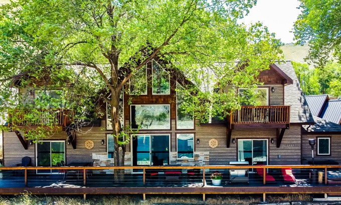Riggins Cabin | The Lodge at Big Eddy on the main Salmon River