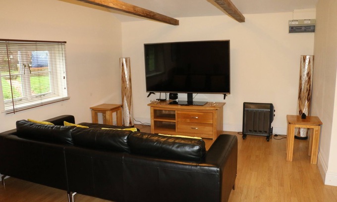 East Harling Cottage | The Lodge - Luxury stay with Hot tub, fire-pit, 2 acres of private garden