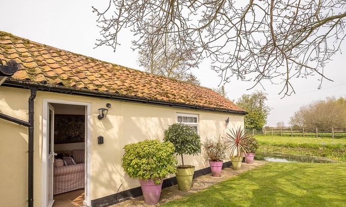 Saxmundham Cottage | The Lodge, Thatched Cottage - sleeps 4 guests in 2 bedrooms