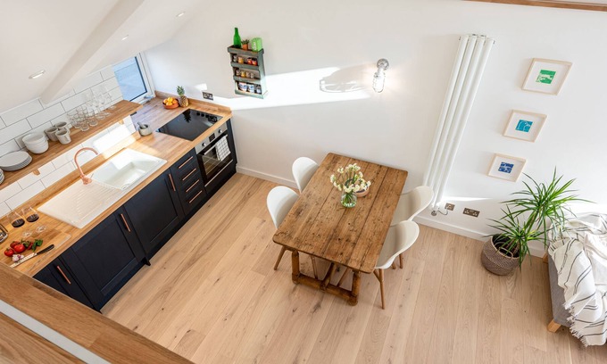 St Ives Apartment | The Loft, a perfect semi-rural retreat with views, parking, WiFI and pet-friendly
