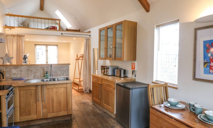 Totnes Cottage | THE LOFT COTTAGE, romantic in Totnes