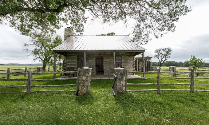 Fredericksburg Cabin | The Log Cabin | Charming Country Cabin