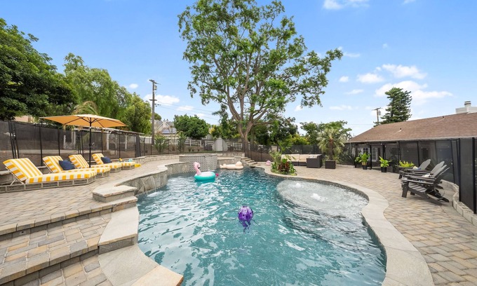 Fallbrook House | The Lookout King Bed! Min away from Wineries, Wedding, venues! Fresh eggs!