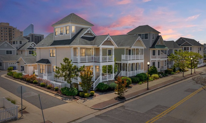 Atlantic City House | ❤️ The Lucky Beach House! Steps to Beach, Restaurants, and Fun! Amazing Views!