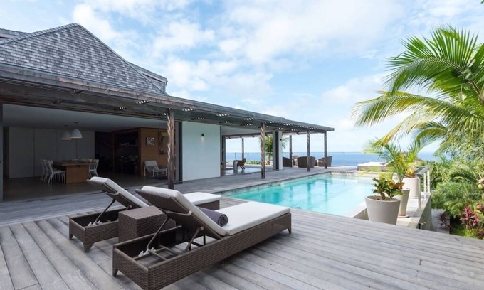 Vitet House | The Lustrous Villa Casa Tigre, WIFI, Pool, TV Room