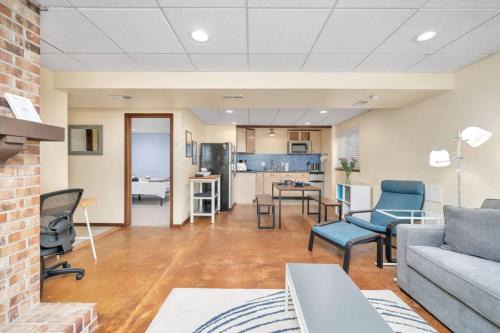 Coyote Gulch Apartment | The Lux in Lakewood. Minutes from Red Rocks. Hikes