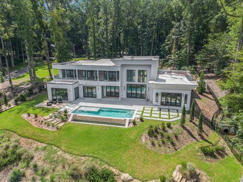 Jonesboro House | The Luxe Lakeside Retreat