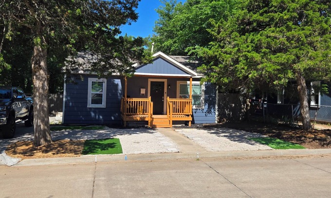 Norman House | The Luxe near Campus Corner. Walking distance to sports and campus activities.