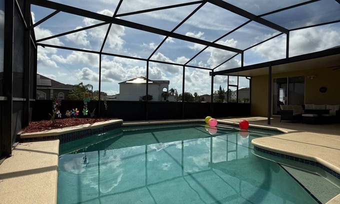 Crescent Lakes House | The Magical Kissimmee Retreat-Spacious 4-bedroom house with AC and Pool.