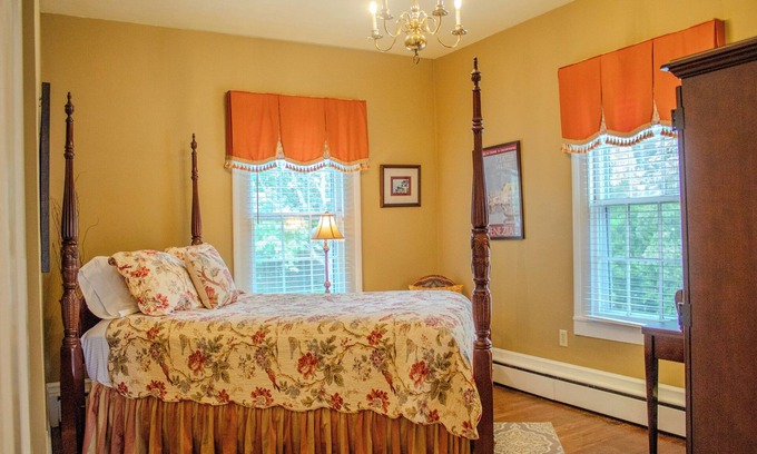Clinton Apartment | The Magnolia Room - Private Studio w/Ensuite Bath in Historic Downtown Home