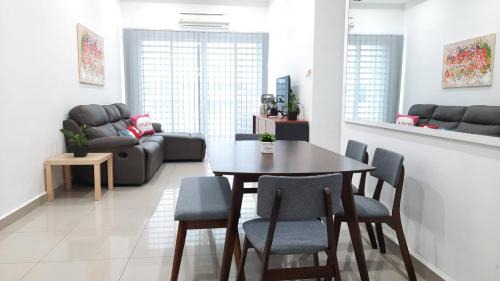 Kampung Kuchai Apartment | THE MAJESTIC IPOH B7 by ZamanJa