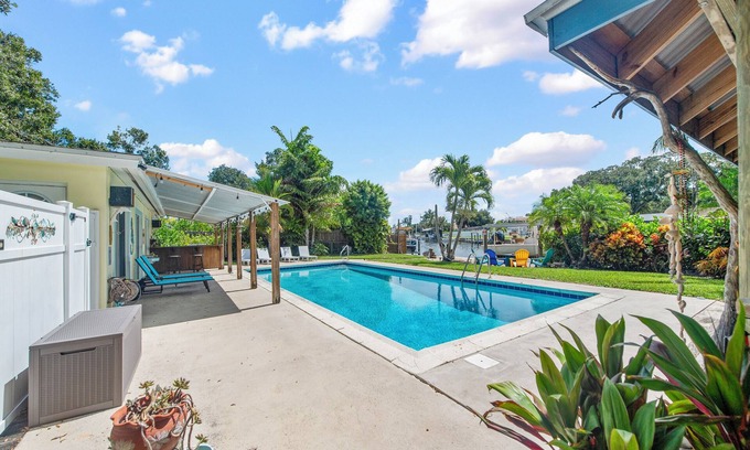Florida Ridge House | The Manatee'ki House - Tropical Getaway