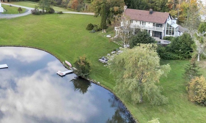 West Dover House | The Manor-Stunning Modern Farmhouse with Hot Tub