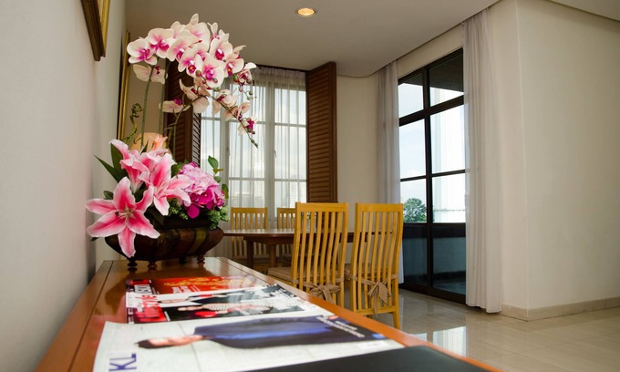 Golden Triangle Apartment | The Maple Suite
