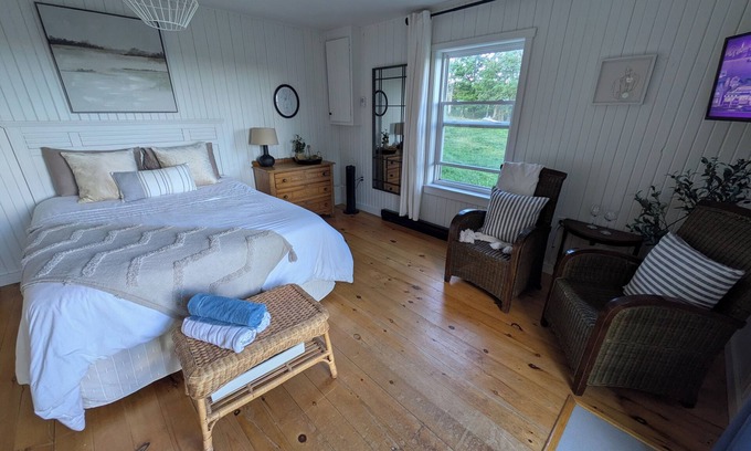 Cymbria Cabin | The Marigold Guesthouse (w/Hottub)
