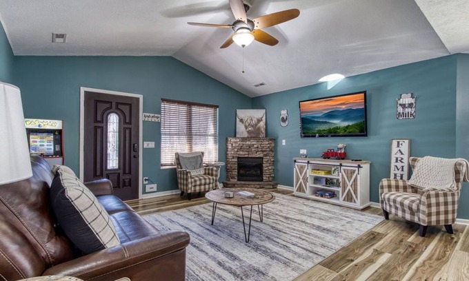 Pigeon Forge Ski Chalet | The Mason Jar, Hot Tub,WIFI, $685 In tickets each paid day!