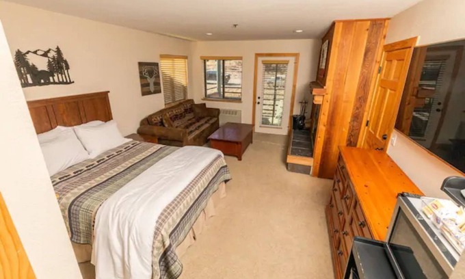 Kirkwood Apartment | The Meadows-Cozy Hotel Room W/Deck