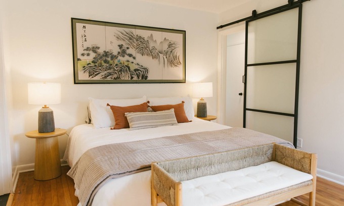 Lexington House | "The Meridian" Modern Stay near Downtown/Airport