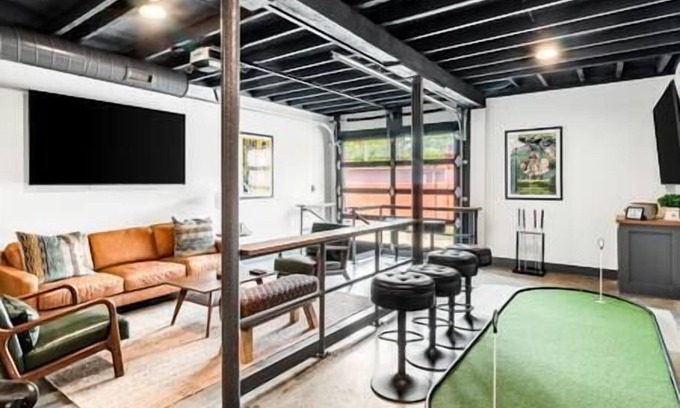 Butchertown House | The "Mint Julep" - Putting Green INCLUDED