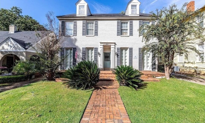 Montgomery House | The Montgomery Manor