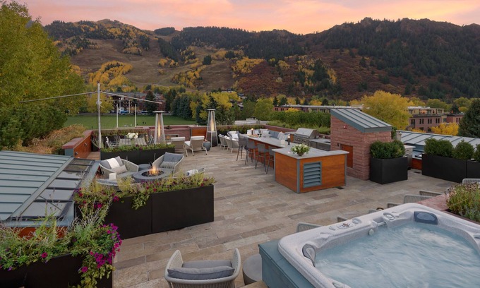 Downtown House | The Mother Lode by Cuvee | Downtown PH, Private Expansive Rooftop w/Hot Tub