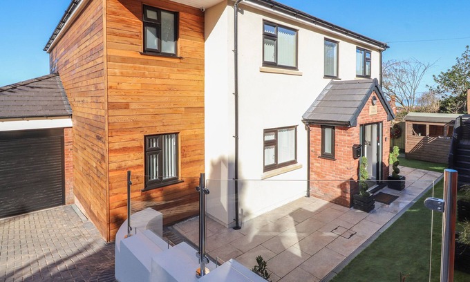 Prestatyn House | THE MOUNT, family friendly, luxury holiday cottage in Prestatyn