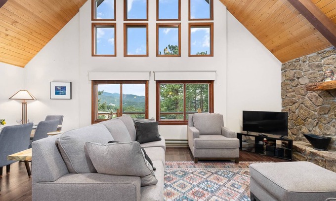 Evergreen Meadows House | The Mountain Getaway. Panoramic Views! Hot Tub. Minutes to Evergreen Lake and Red Rocks!