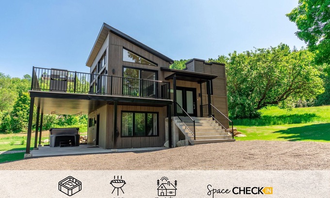 Saint Come Ski Chalet | The Nakyma | Spa | Foyer & BBQ