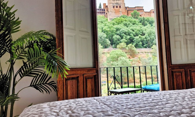Albaicin Apartment | The Nasrid Palace from your bed!