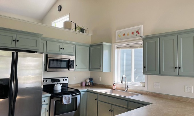 North Mankato House | The Nest- Comfortable Retreat,nOpen backyard, spacious, clean!
