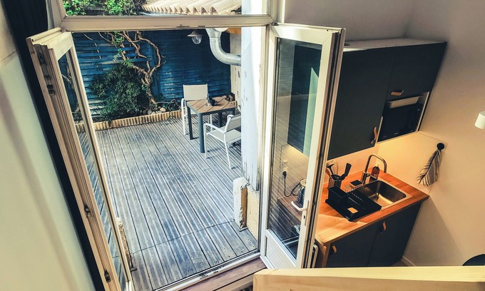 Gares Apartment | The nest. Cozy studio with air-conditioning and patio, central, 2 steps from the station, very quiet.
