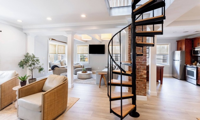 Yachting Village House | The Newport Lofts - 410 Thames Street