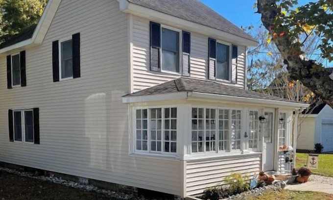Chincoteague House | The Oaks - 2BR Island home close to town & shopping. Linens provided!