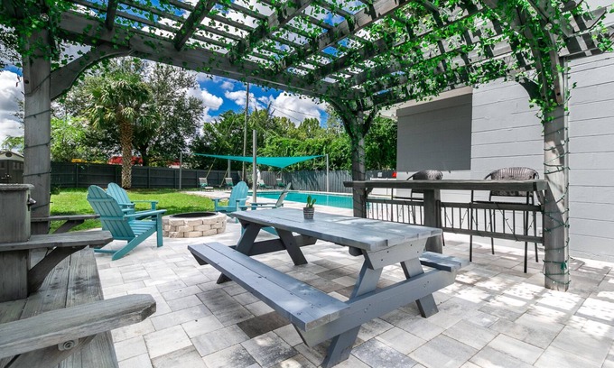 Gainesville House | The Oasis w/New Salt Pool Walk to Publix & Restaurants - 1 Mile to UF