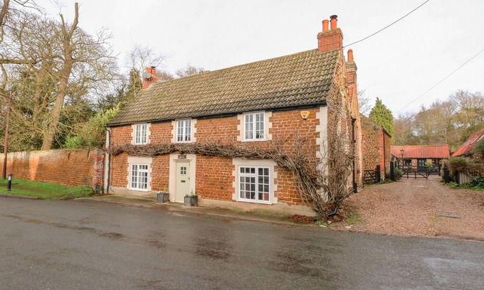 Snettisham Cottage | THE OLD BAKEHOUSE, pet friendly, with open fire in Snettisham