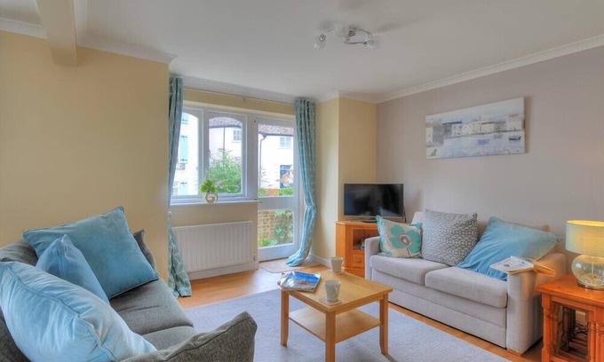 Lyme Regis Cottage | THE OLD BAKEHOUSE, pet friendly, with a garden in Lyme Regis