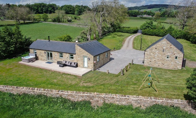 Eggleston House | THE OLD BYRE, pet friendly, with hot tub in Middleton-In-Teesdale
