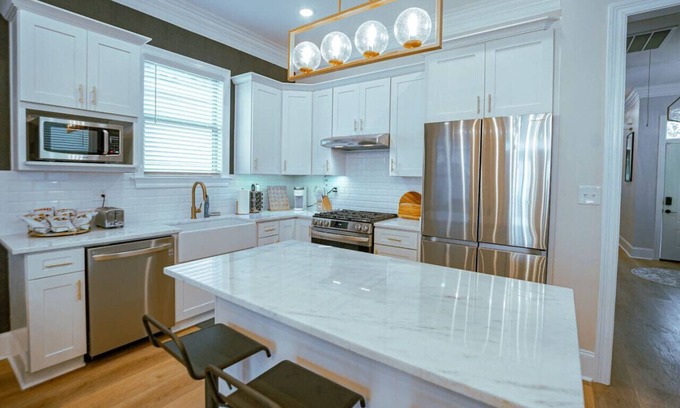 Dixon House | The "Old Fashioned" Luxe Cottage
