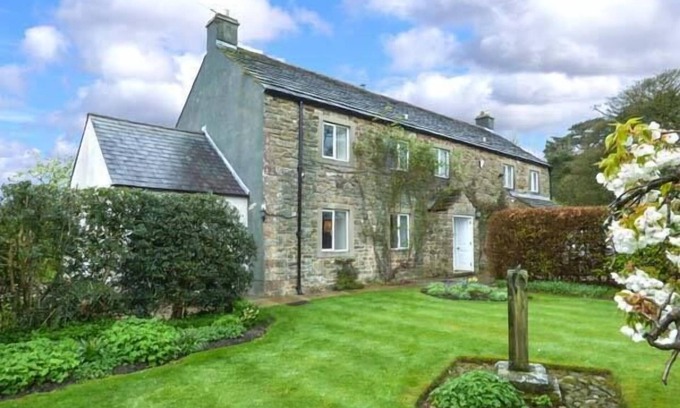 Bashall Eaves Cottage | THE OLD FORGE, family friendly, with open fire in Bashall Eaves