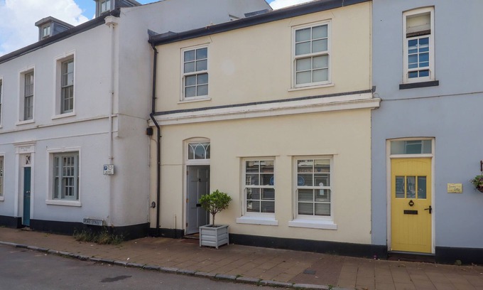 Teignmouth Cottage | THE OLD GREENGROCERS, family friendly, with a garden in Shaldon