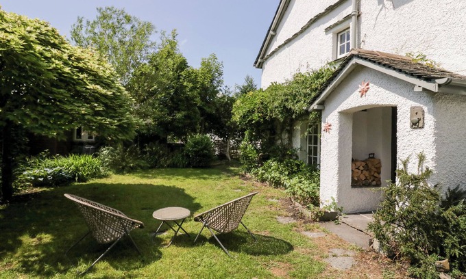 Troutbeck Bridge House | THE OLD HOUSE, pet friendly, with open fire in Troutbeck Bridge