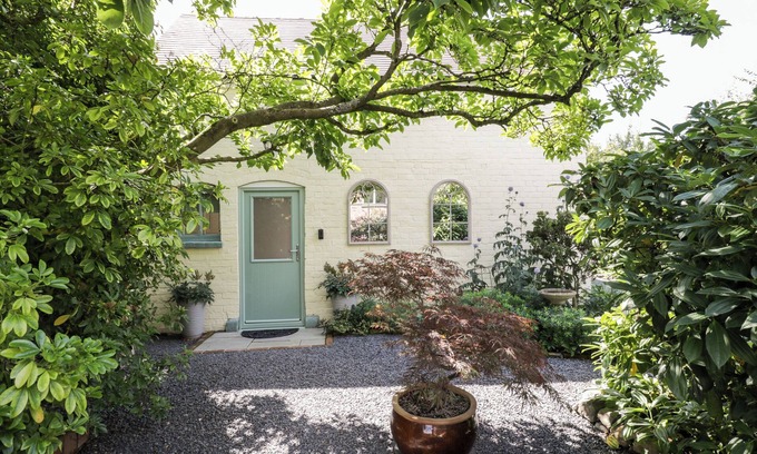 Malvern Cottage | THE OLD POST OFFICE BARN, romantic, with a garden in Welland